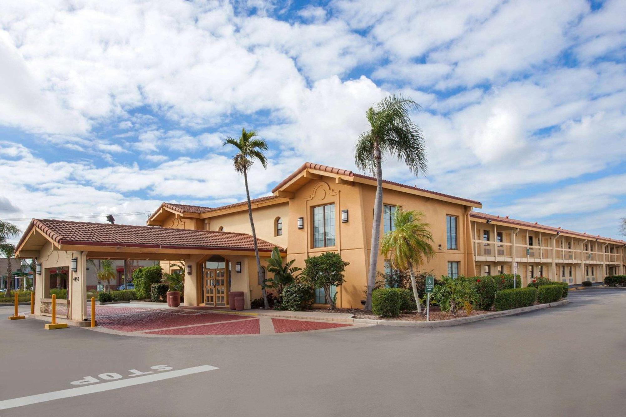 Baymont By Wyndham Fort Myers Central Екстер'єр фото